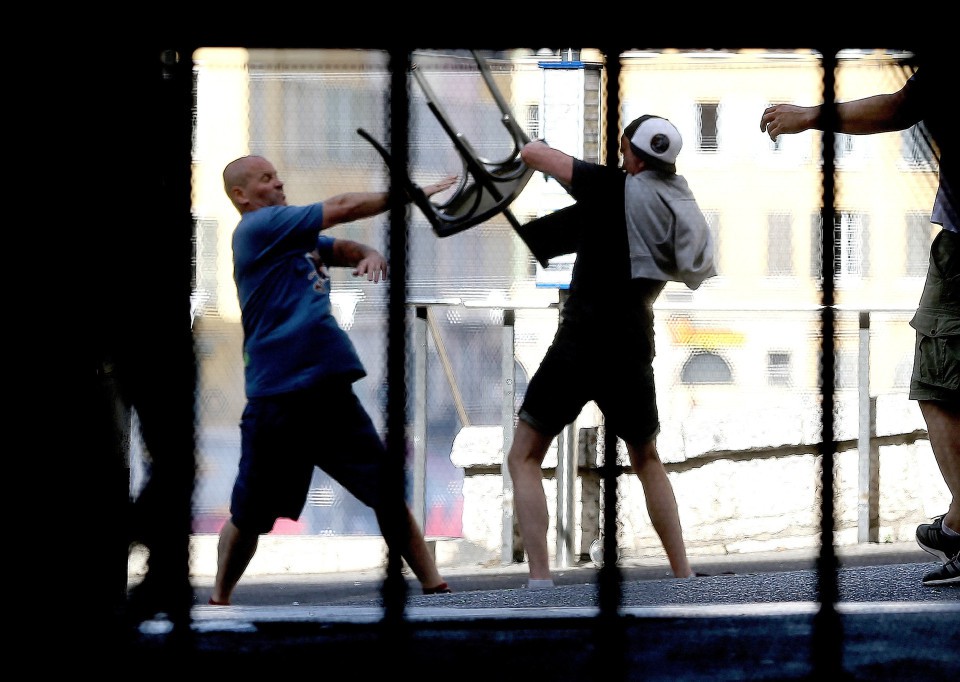 Hooligan Anh và Nga xung đột đẫm máu trên đường phố