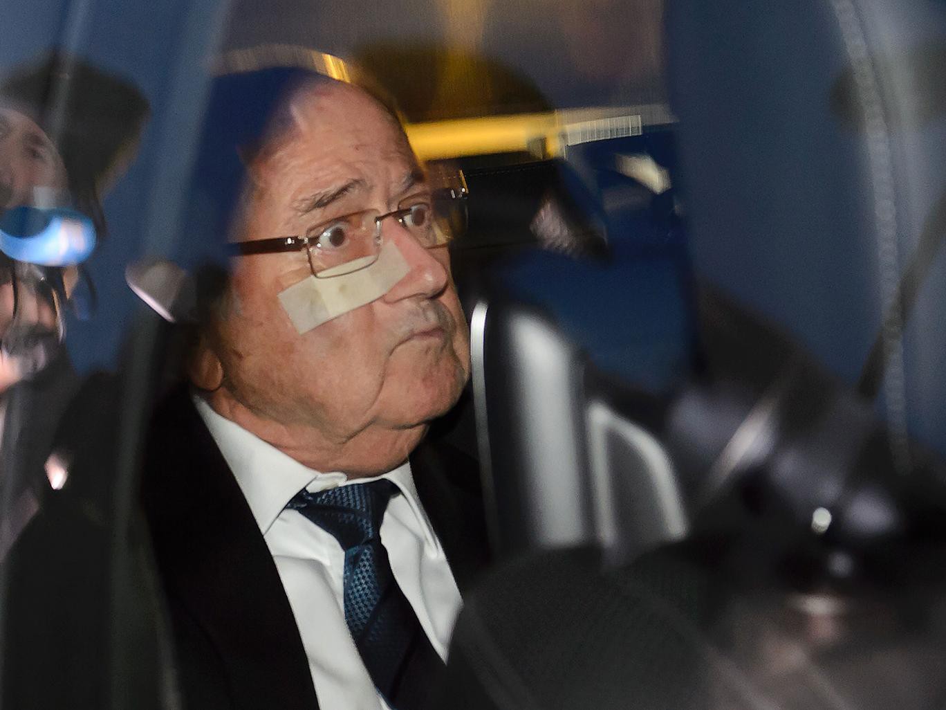 Bị tố cáo, Blatter chuẩn bị ngồi tù?