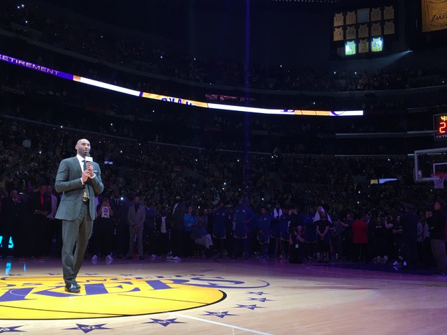 Caption: Kobe Bryant phát biểu trước các khán giả khi hai số áo của mình được treo lên nơi cao nhất của nhà thi đấu.