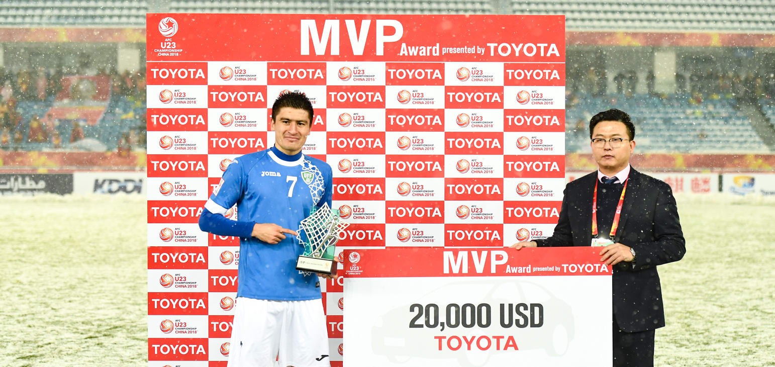 Odiljon Xamrobekov của Uzbekistan nhận giải thưởng Cầu thủ xuất sắc nhất giải