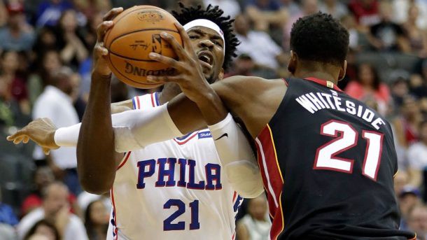 Tin NBA ngày 14/10: Tình huống phạm lỗi của Whiteside với Embiid.