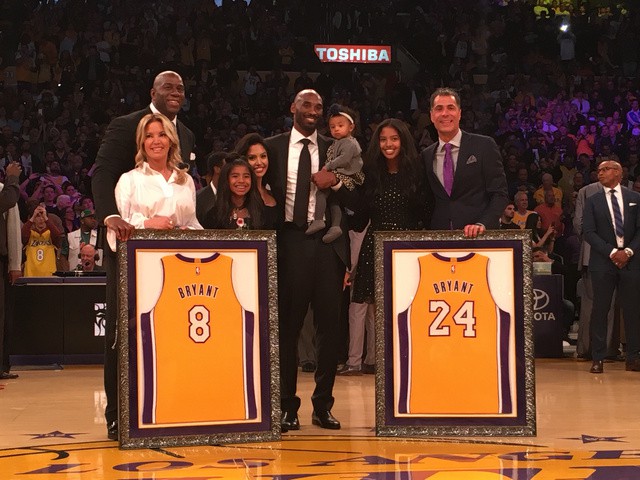 Kobe Bryant cùng hai số áo của mình cùng gia đình, chủ tịch mảng bóng rổ Magic Johnson của Lakers, chủ sở hữu Jeanie Buss và tổng giám đốc Rob Pelinka.