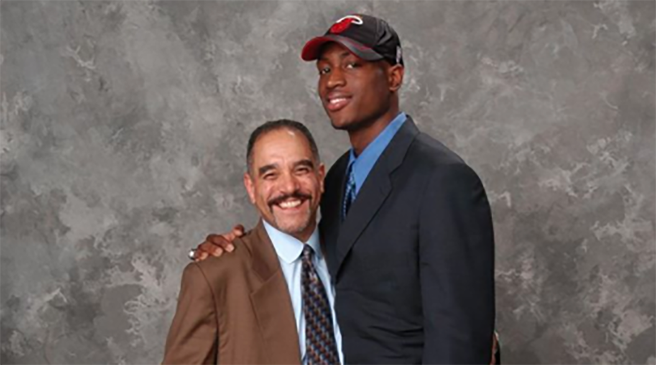 Tin NBA ngày 28/1: Bức ảnh Wade chụp cùng Thomas trong những năm đầu thi đấu tại NBA.