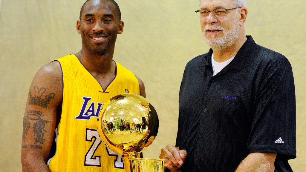 Tin NBA ngày 18/12: Jackson và Kobe đã cùng nhau nâng cúp vô địch trong 5 lần.