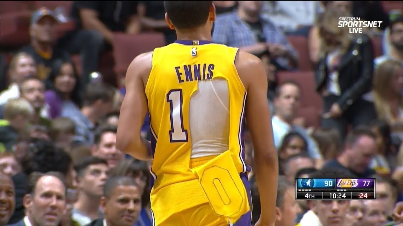 Áo đấu của Tyler Ennis bị rách tương tự như LeBron James