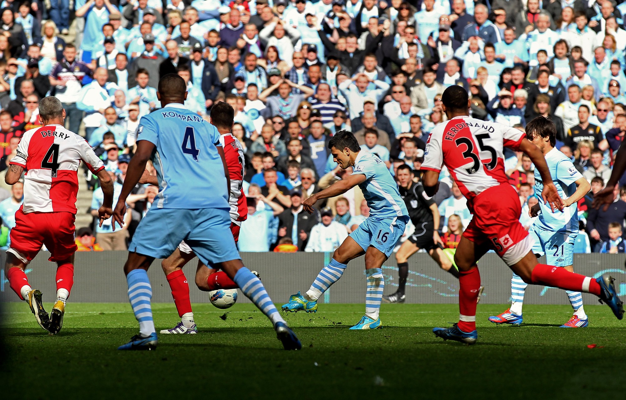 Pha lập công vào lưới QPR của Sergio Aguero