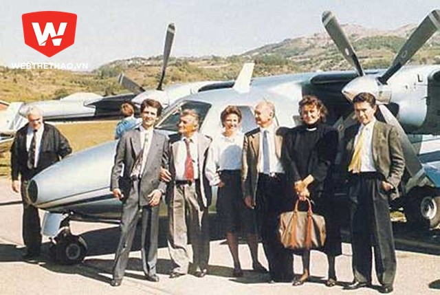 Từ trái qua phải: Romano Artioli (phía sau máy bay), Jean-Marc Borel, Ferruccio Lamborghini, Paolo Stanzani (cà vạt xám) và nhà thiết kế Marcello Gandini (ngoài cùng bên phải) những thành viên ban đầu của Bugatti Automobili SpA