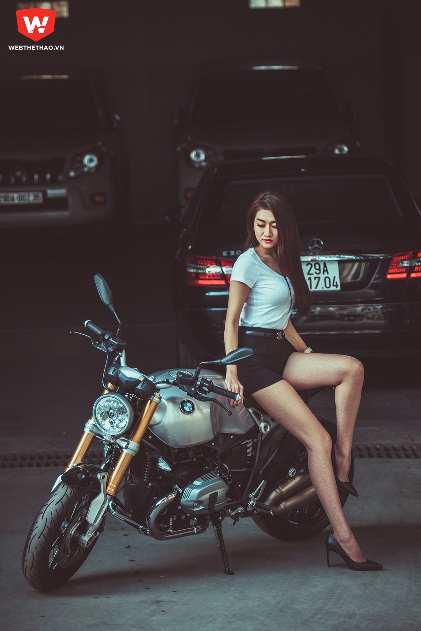 Siêu môtô BMW Motorrad R nineT cuốn hút bên chân dài Kim Oanh