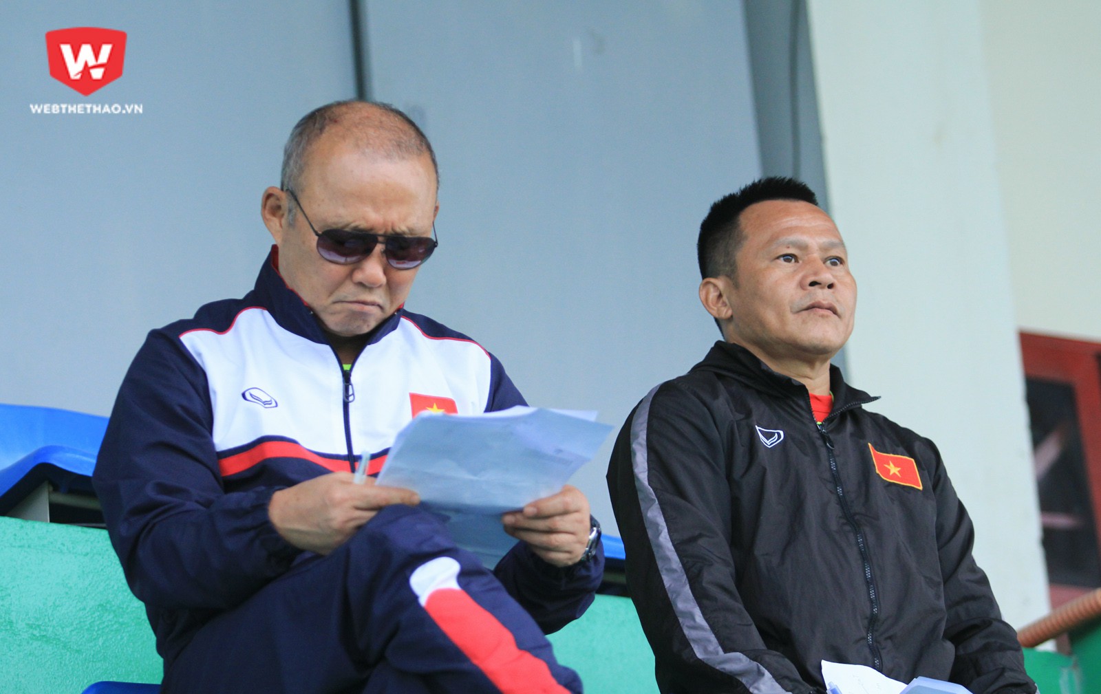 Ông Park chủ yếu ngồi trên khán đài để theo dõi các học trò thi đấu cùng trợ lý Lư Đình Tuấn, thỉnh thoảng ông lại nhìn vào tờ giấy ghi chiến thuật. Ảnh: Trung Thu.