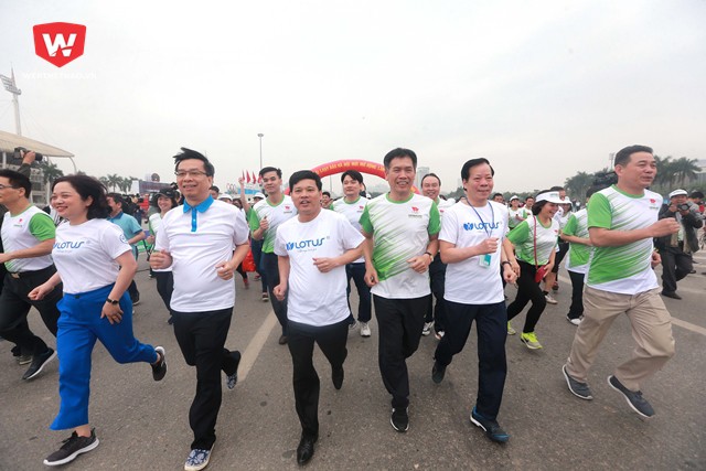 Ngay sau phần lễ, ông Trần Đức Phấn, ông Ngô Văn Quý tham gia nhiệt tình vào giải chạy, hòa chung tinh thần thể thao cùng tất cả mọi người. Hình ảnh: Hải Đăng.