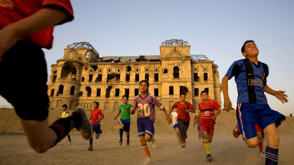 Những đứa trẻ ở Afghanistan có đam mê chơi bóng đá nhưng chiến tranh không cho phép chúng đi xa hơn. Nhiều tài năng bóng đá của đất nước này cũng không thể tỏa sáng vì chiến tranh. Ảnh: Getty Images.