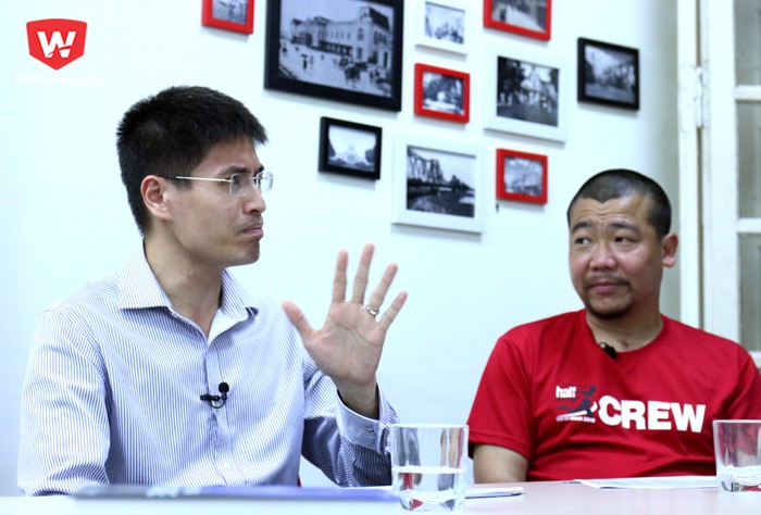 Bác sỹ Đinh Linh (trái) thuộc Viện tim mạch - Bệnh viện Bạch Mai chia sẻ ở talkshow về sốc nhiệt trong thể thao. Hình ảnh: Trung Thu.