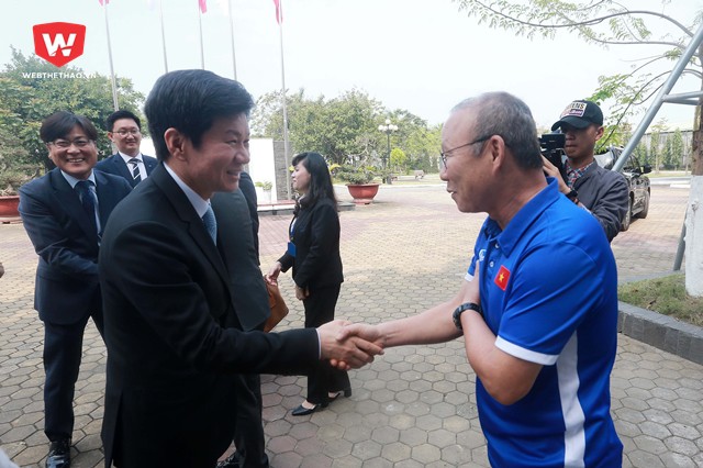 HLV Park Hang Seo (phải) gặp gỡ chủ tịch KFA trước lễ ký kết thỏa thuận hợp tác với VFF. Hình ảnh: Hải Đăng.