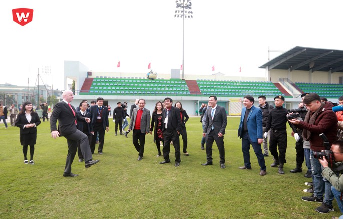 Sau đó, ông Infantino đã đi thăm các sân bóng, cơ sở vật chất ở Trung tâm đào tạo bóng đá trẻ VFF. Hình ảnh: Hải Đăng.