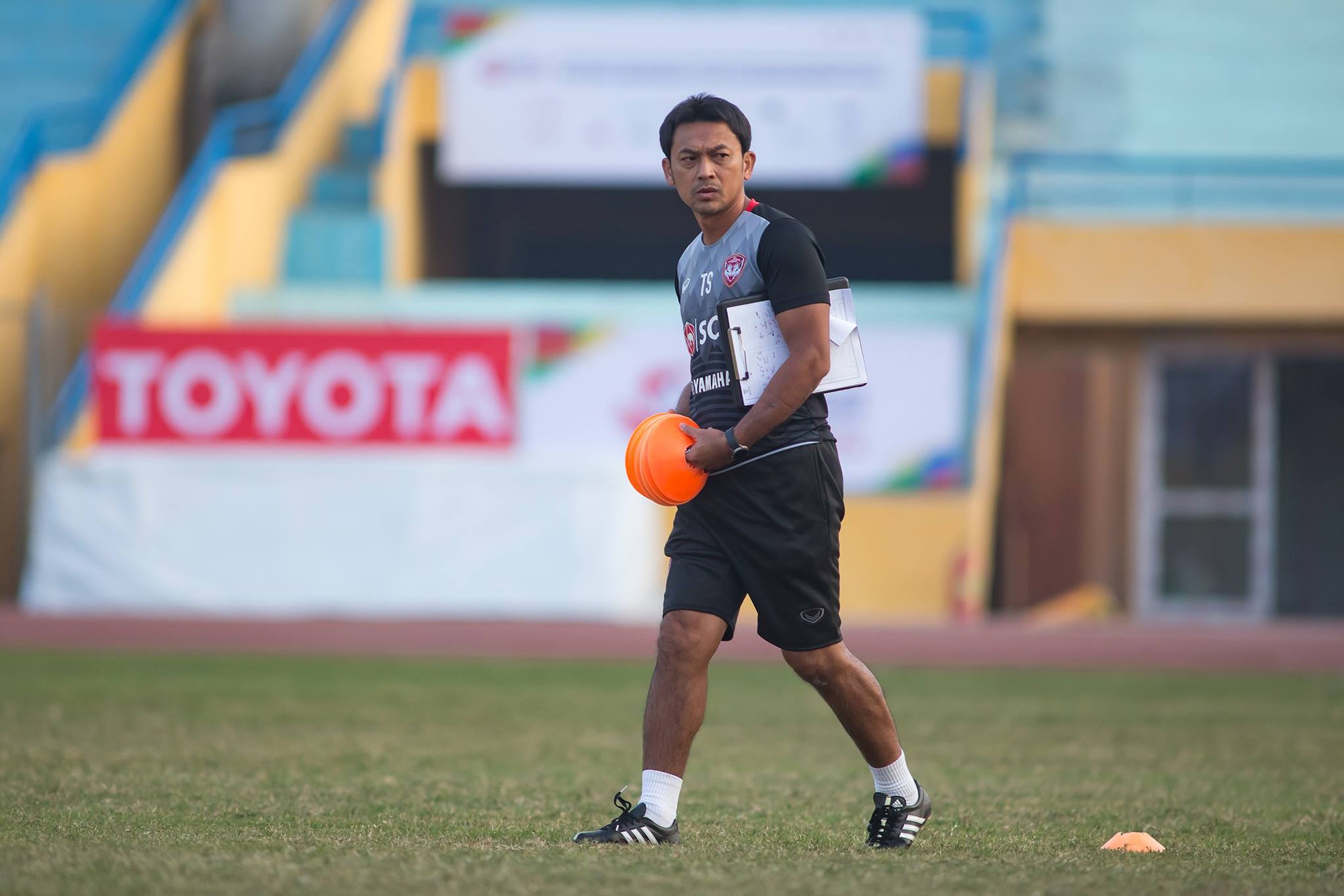 HLV Totchtawan Sripan đánh giá cao chất lượng của Sanna Khánh Hòa BVN, ông khá khiêm tốn khi nói về sức mạnh của Muangthong United.