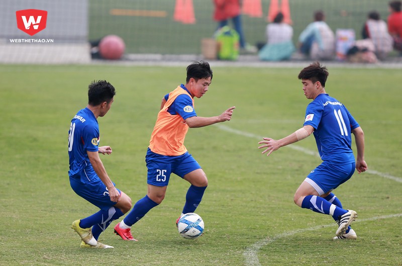 Kể từ ngày HLV Park Hang Seo lên nắm quyền, Minh Vương (giữa) chưa một lần lỡ hẹn với các đợt tập trung của đội tuyển quốc gia và U23 Việt Nam. Ảnh: Hải Đăng.