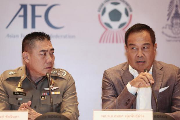 Chủ tịch FAT Somyot (phải) đang đẩy mạnh việc làm sạch bóng đá Thái Lan. Ảnh: Bangkok Post.