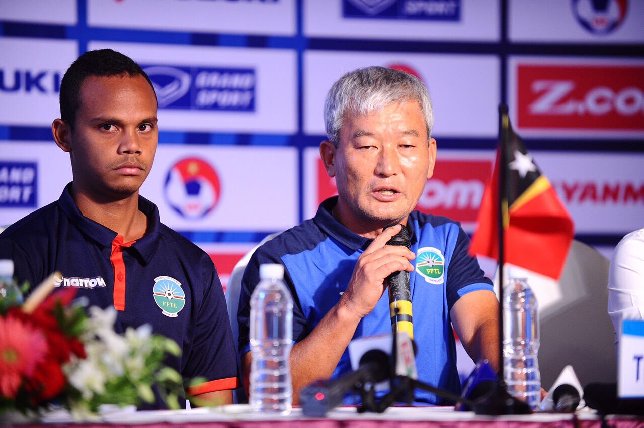 HLV Kim Shin Hwan (phải) từng giúp U23 Timor Leste cầm hòa U23 Hàn Quốc tại vòng loại U23 châu Á 2018.