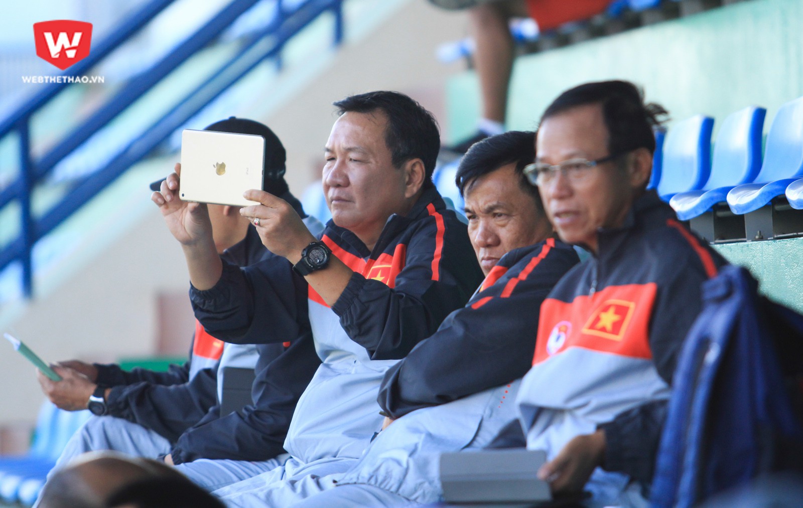 HLV Hoàng Văn Phúc, người vừa cùng Quảng Nam FC giành chức vô địch V.League 2017 cũng có mặt. Ảnh: Trung Thu.