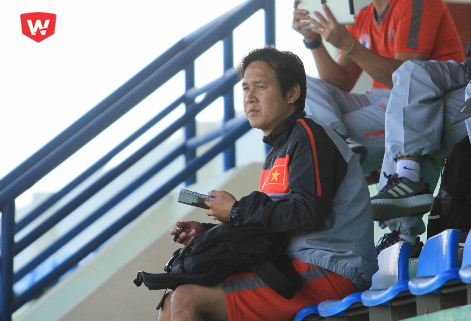 HLV Minh Phương ngồi một mình. Ông vừa trải qua kỷ niệm không mấy vui vẻ khi không thể giúp Long An trụ hạng thành công tại V.League. Ảnh: Trung Thu.