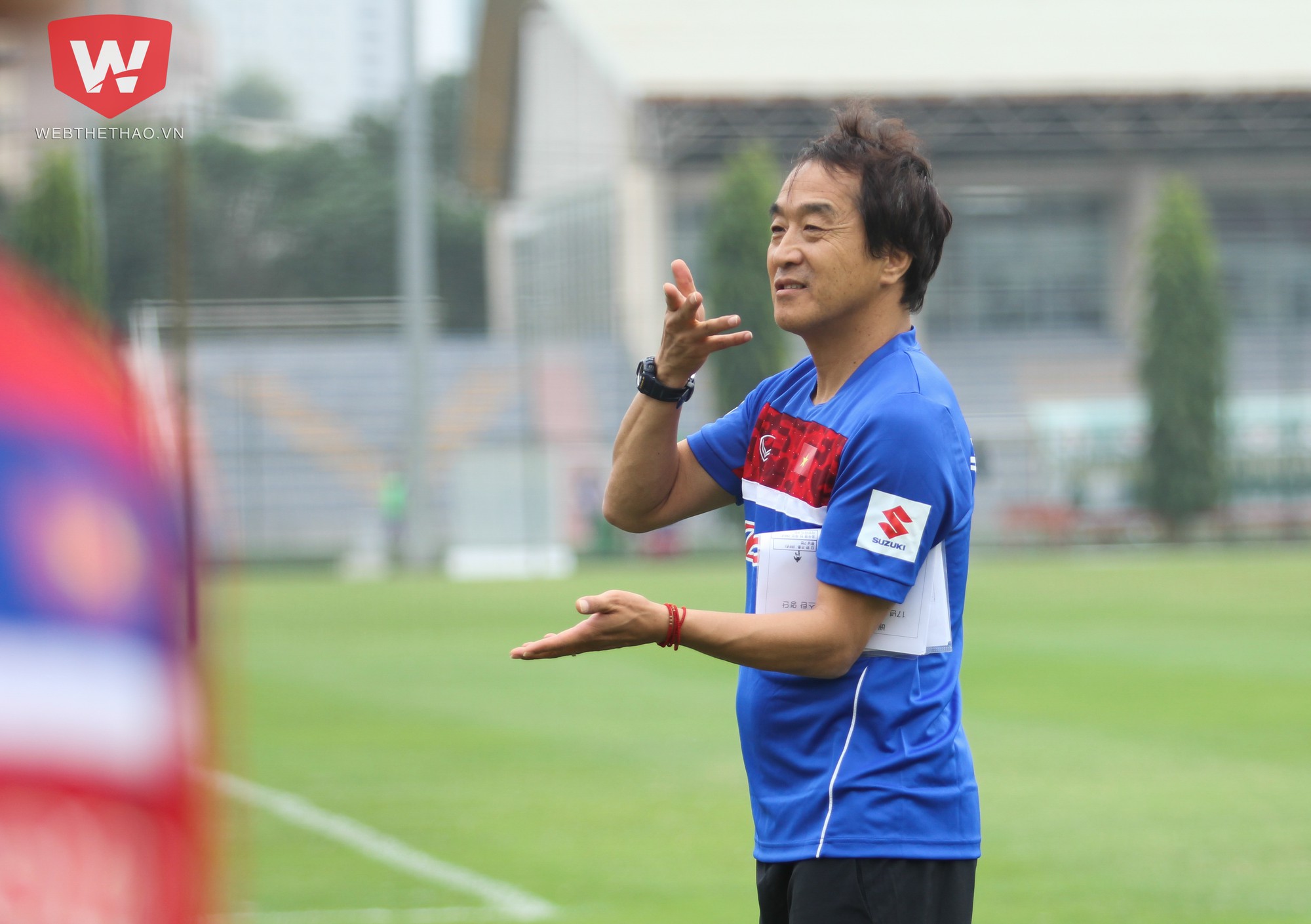 Ông Park và trợ lý Lee Young Jin liên tục hô lớn ''Move'' (Di chuyển) và ''Head up'' (Ngẩng đầu lên) khi các cầu thủ tập luyện. Ảnh: Trung Thu.