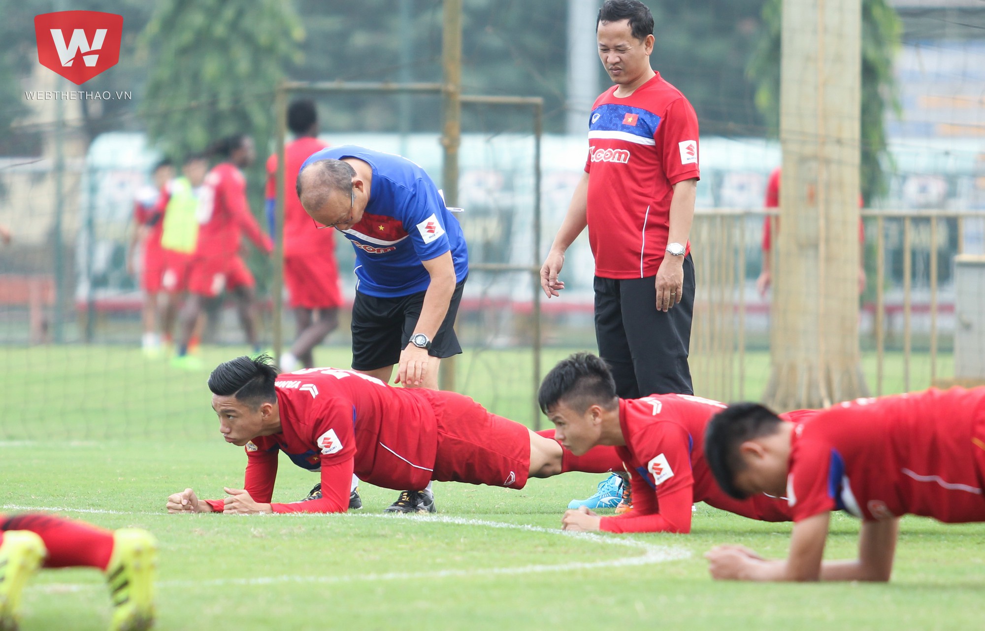 Ông Park chỉnh sửa lại động tác plank cho Đoàn Văn Hậu. Ảnh: Trung Thu.