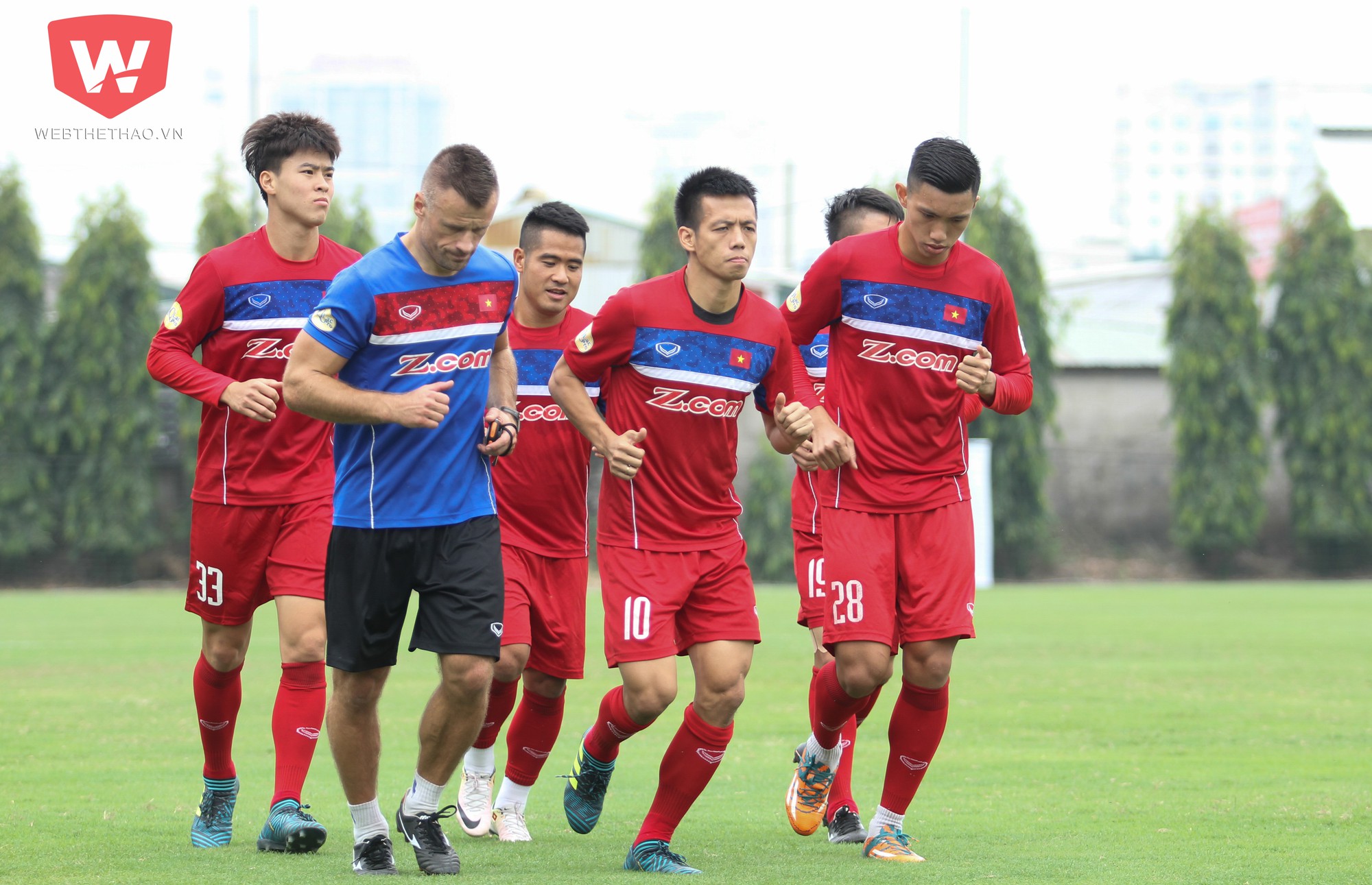 Nhóm cầu thủ Hà Nội FC và CLB TPHCM được tập riêng do thi đấu vòng 24 V.League 2017 muộn nhất. Nhóm cầu thủ Quảng Nam FC, B.Bình Dương và Than Quảng Ninh sẽ hội quân vào thứ 7 sau khi kết thúc lịch đá bù và chung kết cúp quốc gia. Ảnh: Trung Thu.