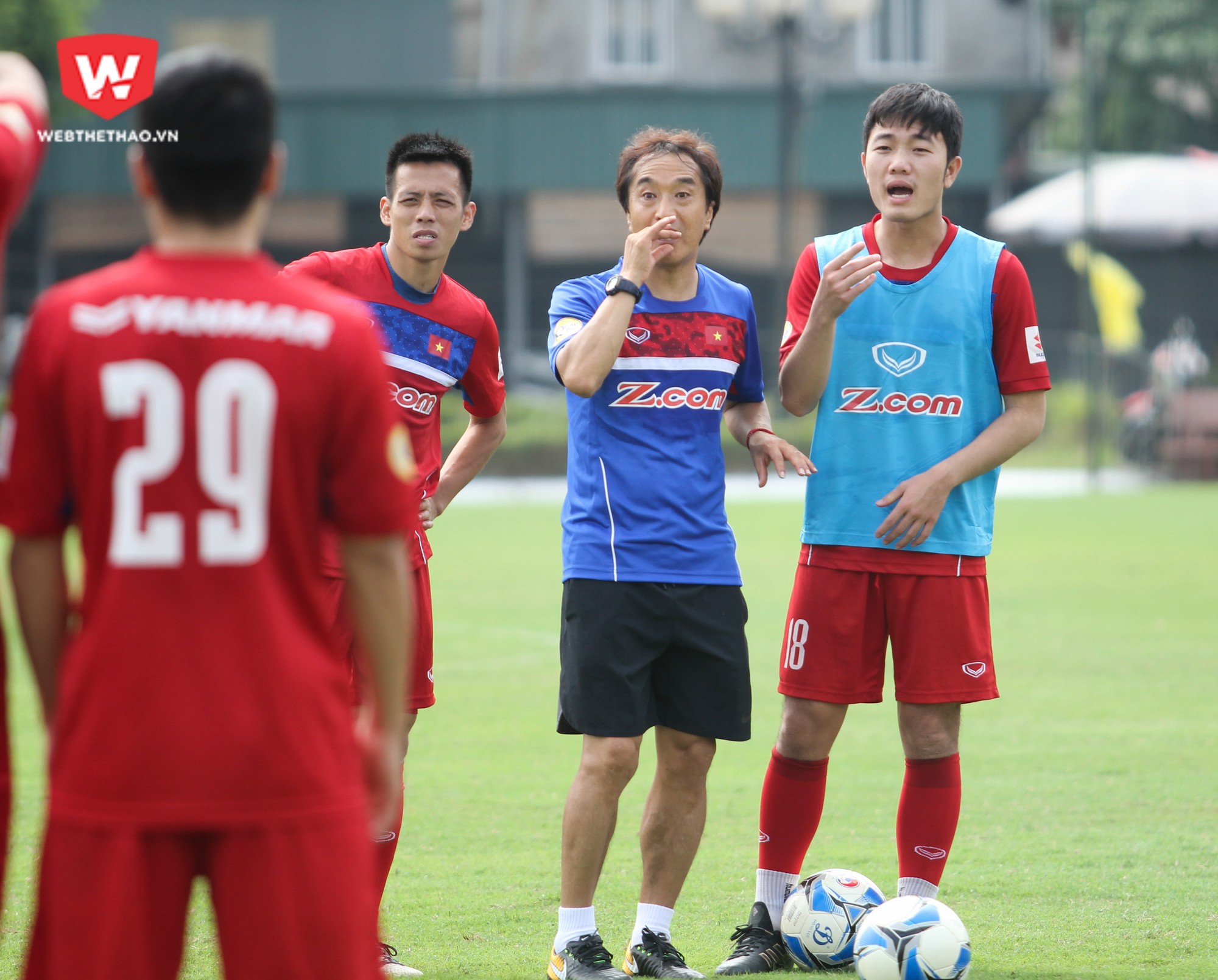HLV Park Hang-seo và trợ lý Lee Young Jin (ảnh) muốn các tuyển thủ giao tiếp với nhau nhiều hơn trên sân. Ảnh: Trung Thu.