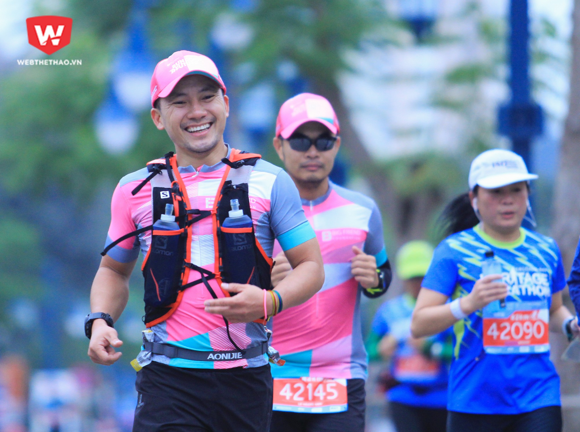 Đường chạy khắc nghiệt nhất tại Halong Bay Heritage Marathon nhưng không thể ngăn cản Rapper này luôn nở nụ cười trên môi. Ảnh: Trung Thu.