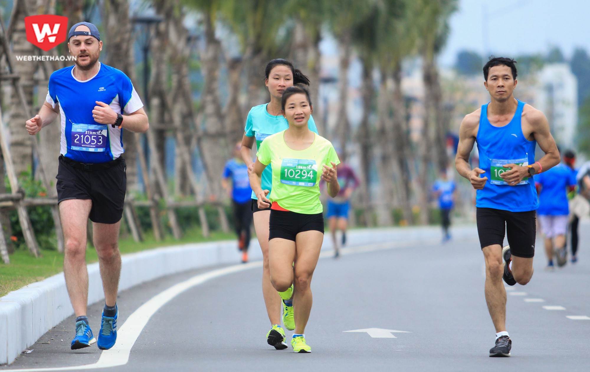 Nguyễn Thị Oanh (áo xanh lá) tham dự nội dung 10km, cô bắt đầu xuất phát từ lúc 8h sáng (25/11). Ảnh: Trung Thu.