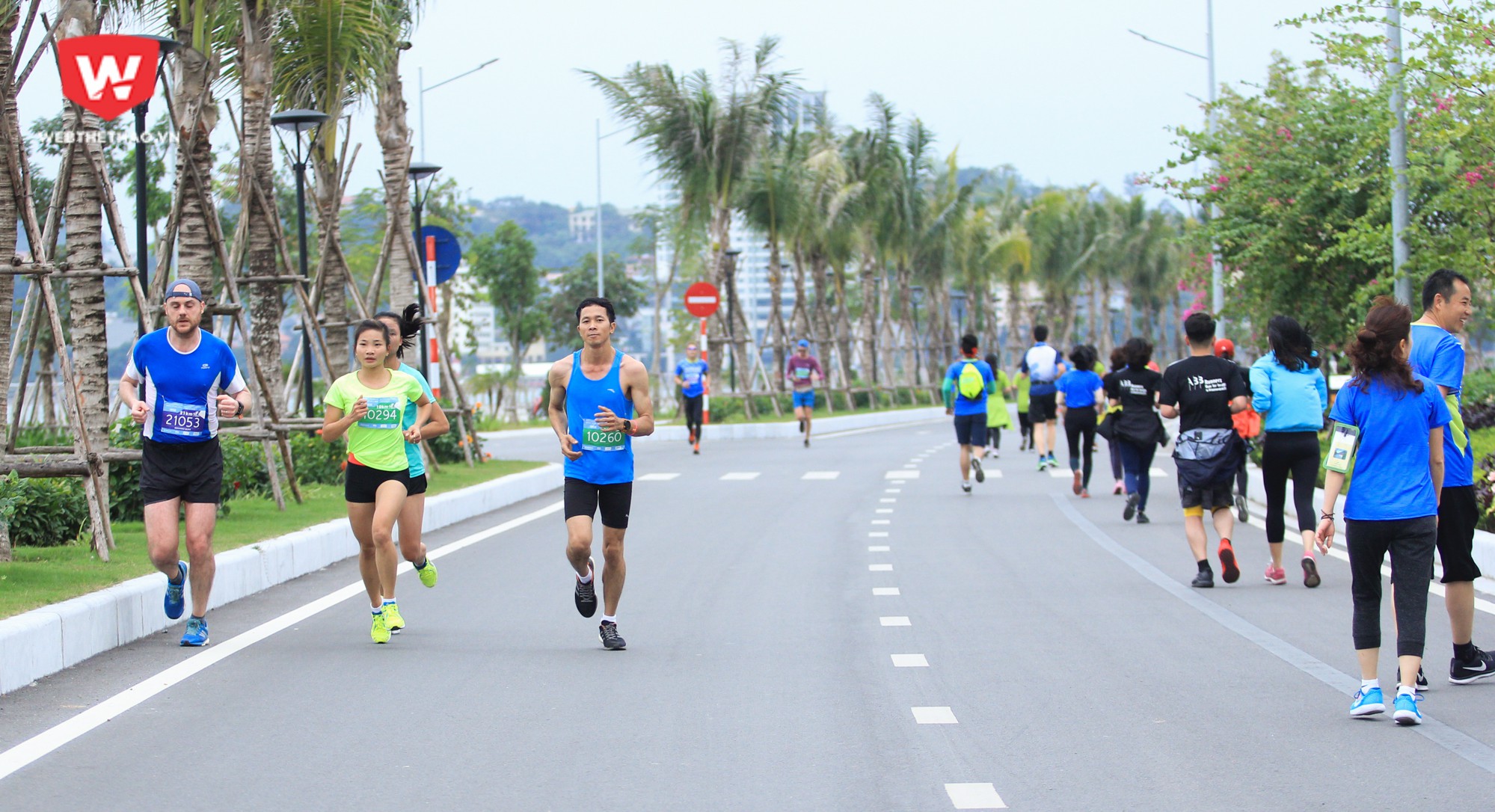 Là VĐV chuyên nghiệp, Nguyễn Thị Oanh sớm tách top. Thời điểm cô qua check point và chạy về đích thì vẫn còn nhiều runner đang ở lượt đi. Ảnh: Trung Thu.