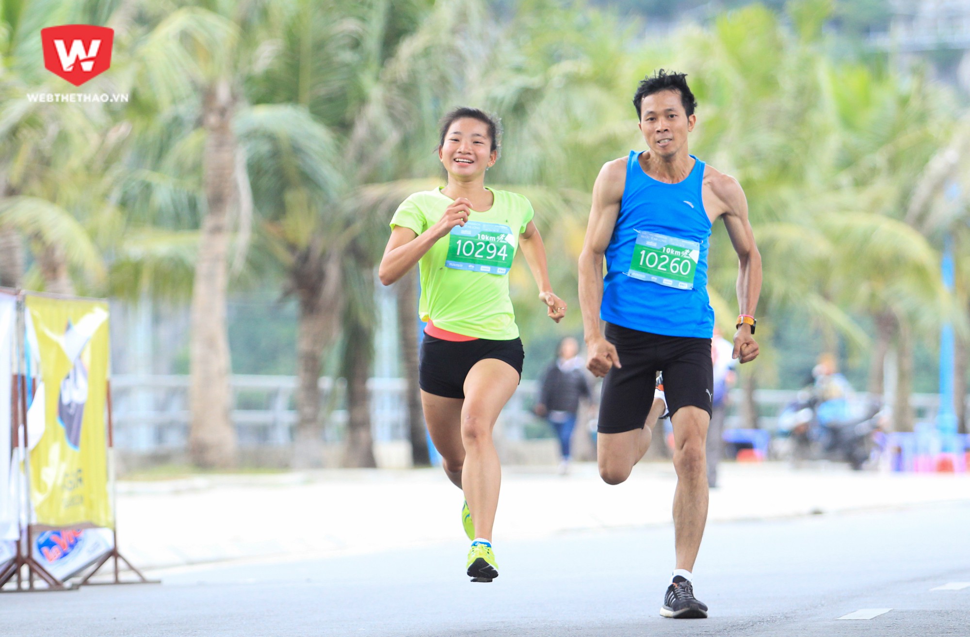 Cô bứt tốc về đích với nụ cười thoải mái cùng một đồng nghiệp nam. Tuy nhiên, thành tích của Nguyễn Thị Oanh chỉ xếp thứ 2 ở nội dung 10km tại Halong Bay Hertitage Marathon 2017. Ảnh: Trung Thu. 