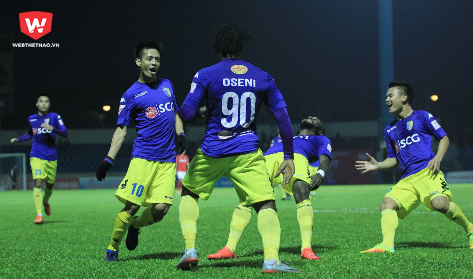 12 phút sau, Oseni hoàn tất cú đúp. Anh và các cầu thủ Hà Nội FC đã bắt đầu cảm thấy ''hơi men'' của chức vô địch V.League 2017. Ảnh: Trung Thu.