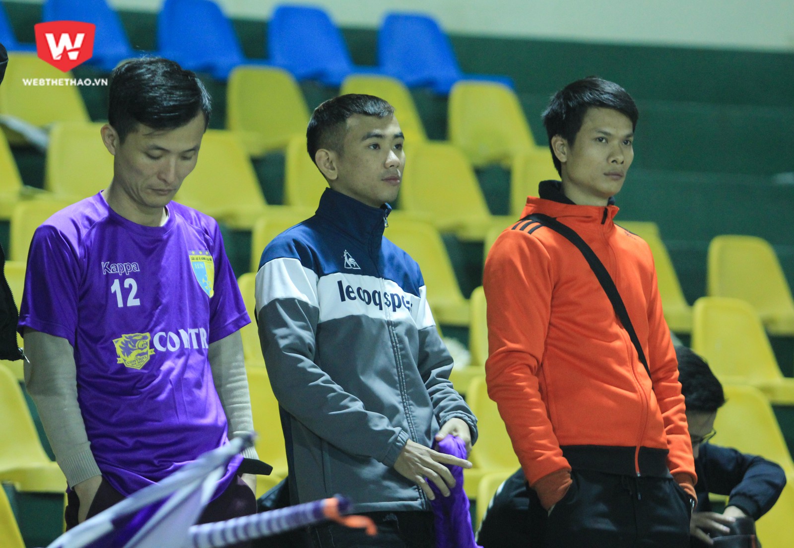 Các CĐV Hà Nội FC cũng có chung bầu tâm trạng với các cầu thủ. Họ vượt đường xá xa xôi và cũng đã thầm nghĩ chức vô địch V.League tiếp tục ở lại thủ đô. Ảnh: Trung Thu.