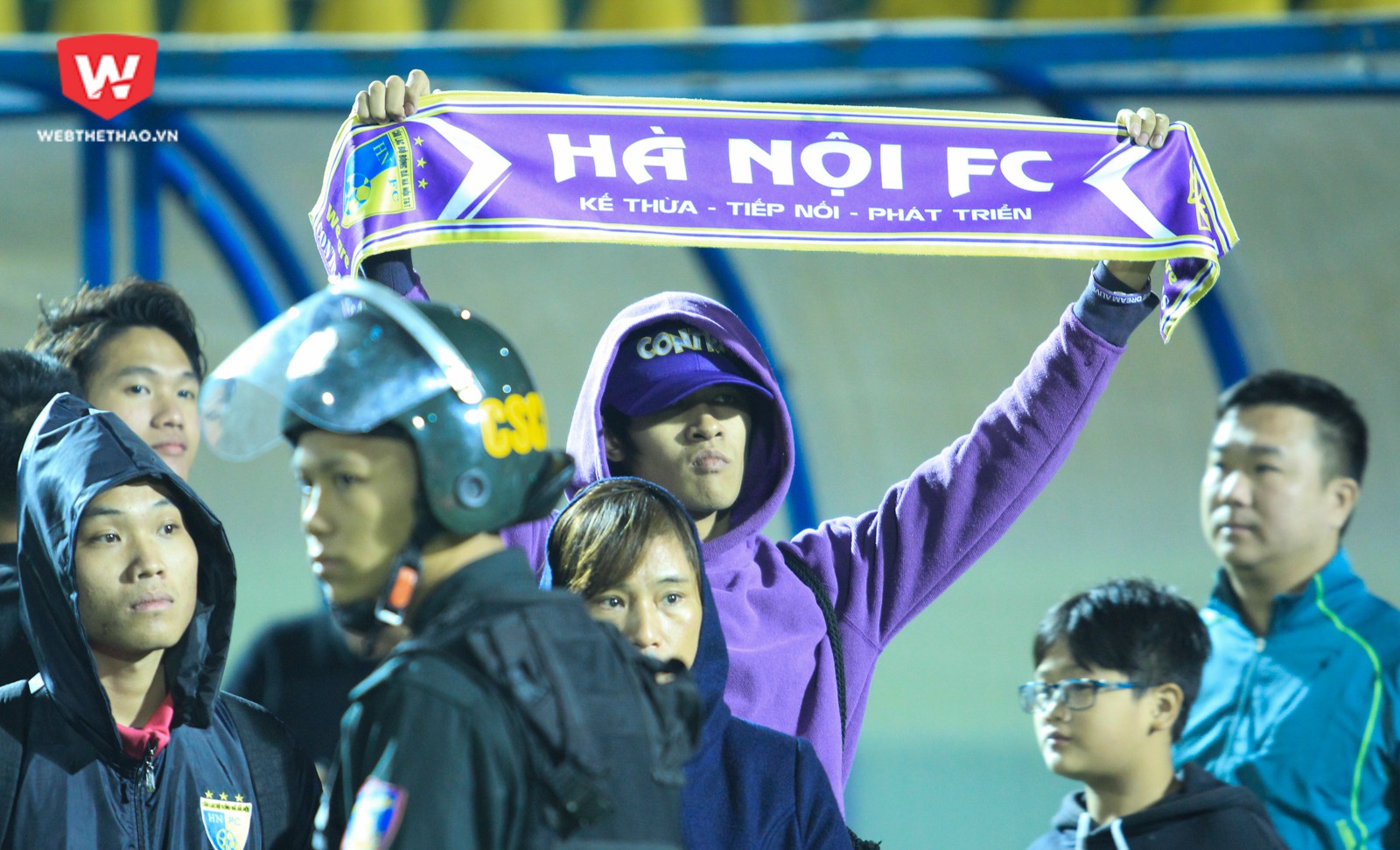 Hà Nội FC chỉ giành được HCĐ tại V.League 2017 sau một trận cầu kịch tính với Than Quảng Ninh. Lúc này, mọi thứ liên quan đến Hà Nội FC đều nhuốm một màu buồn. Ảnh: Trung Thu.