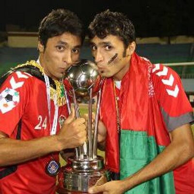 Sharifi (trái) cùng Afghanistan nâng cao cúp vô địch Giải vô địch các quốc gia Nam Á 2013.