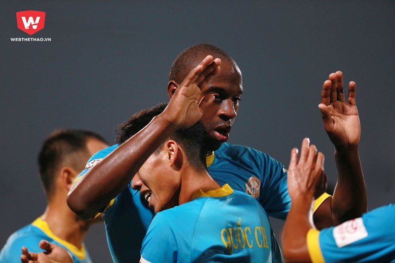 HLV Võ Đình Tân thừa nhận Youssouf Toure là cầu thủ duy nhất của Sanna Khánh Hòa BVN có thể dứt điểm tốt trong trận đấu. Hình ảnh: Hải Đăng.