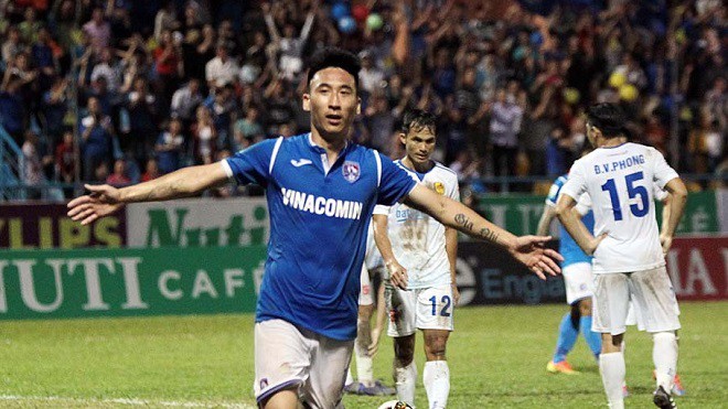 Hải Huy bị cấm thi đấu 3 trận sau pha bóng va chạm với Phạm Trùm Tỉnh (Sanna Khánh Hòa BVN) ở vòng 5 V.League 2018. Hình ảnh: VPF.