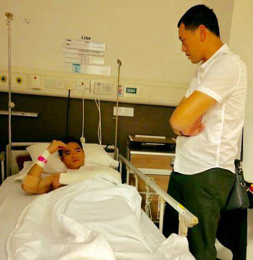 Nguyên Mạnh phải ở lại Singapore điều trị chấn thương trong khi các thành viên khác của SLNA đã về nước.