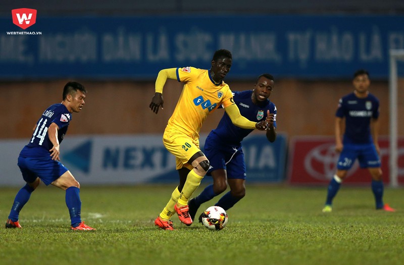 Pape Omar đá hỏng phạt đền khiến FLC Thanh Hóa chia điểm đáng tiếc trước B.Bình Dương ở trận đấu sớm vòng 24 V.League 2017. Ảnh: Hải Đăng.