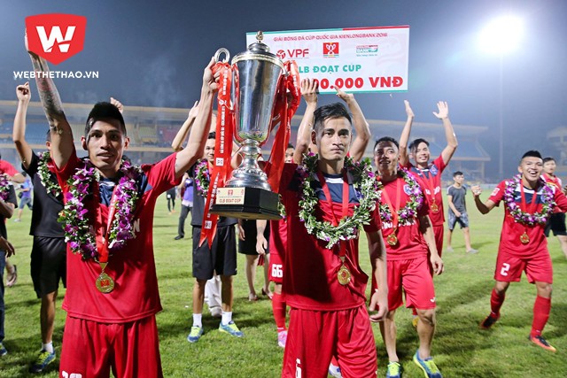 Chức vô địch Cúp quốc gia 2016 và đoạt Siêu cúp quốc gia 2016 là hai danh hiệu HLV Phan Thanh Hùng có được cùng Than Quảng Ninh. Hình ảnh: Tuấn Tú.