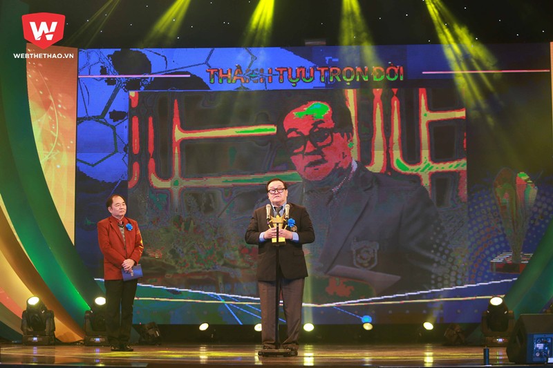 Ông Hoàng Vĩnh Giang nhận giải thưởng thành tựu trọn đời ở Cúp Chiến thắng 2017. Hình ảnh: Hải Đăng.