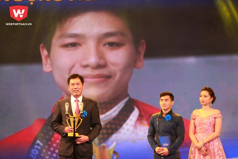 Ông Trần Đức Phấn thay Nguyễn Hữu Kim Sơn nhận giải thưởng do kình ngư trẻ này đang tập huấn tại Mỹ. Hình ảnh: Hải Đăng.