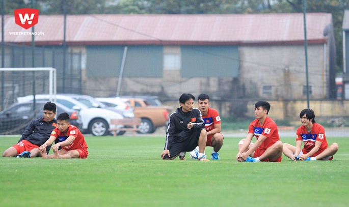 Bác sĩ Nguyễn Trọng Thủy (áo đen) đã gắn bó với các cầu thủ đội tuyển quốc gia và U23 Việt Nam nhiều năm qua. Hình ảnh: Trung Thu.