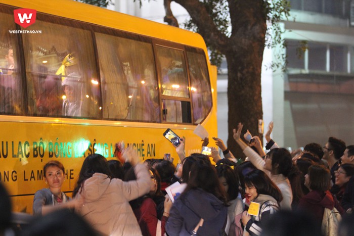 Người hâm mộ quây kín xe chở đội SLNA sau trận Siêu cúp quốc gia là tín hiệu vui với bóng đá xứ Nghệ. Hình ảnh: Trung Thu.