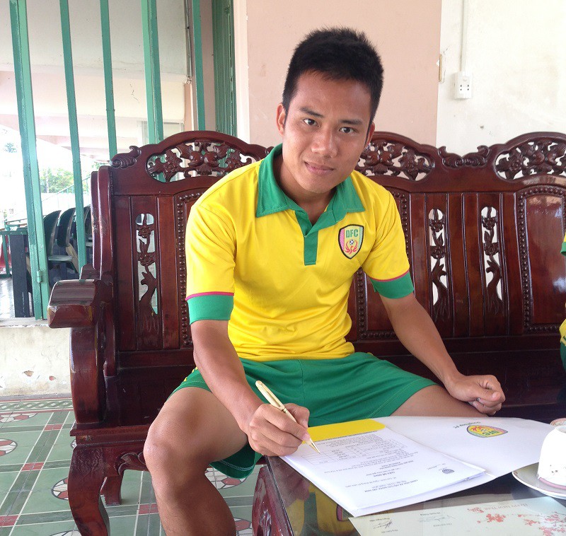 Phan Công Thuận ký hợp đồng với Đồng Tháp năm 2016 là câu chuyện có thật về việc từ giảng đường đến bóng đá. Ảnh: Trần Khánh.