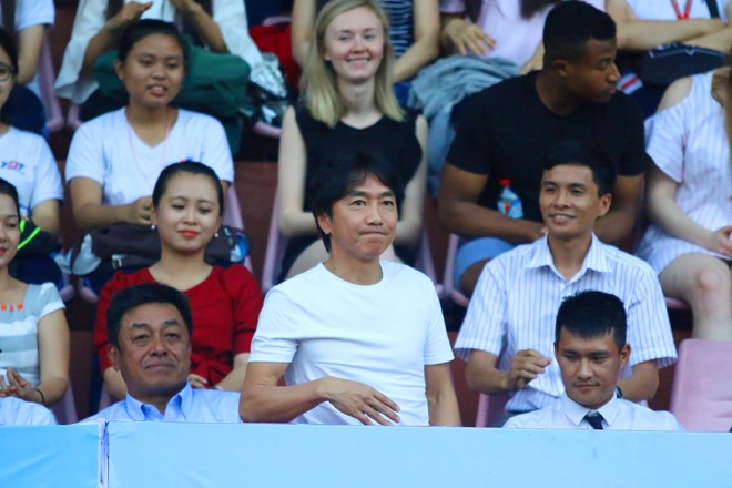 Hình ảnh HLV Miura và quyền chủ tịch Lê Công Vinh đến Giải bóng đá sinh viên TPHCM - Cup Vinaphone đem lại sự hưởng ứng tích cực.