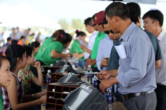 Người dân mua vé dự đoán đua ngựa tại trường đua Thiên Mã - Madagui ở Lâm Đồng.
