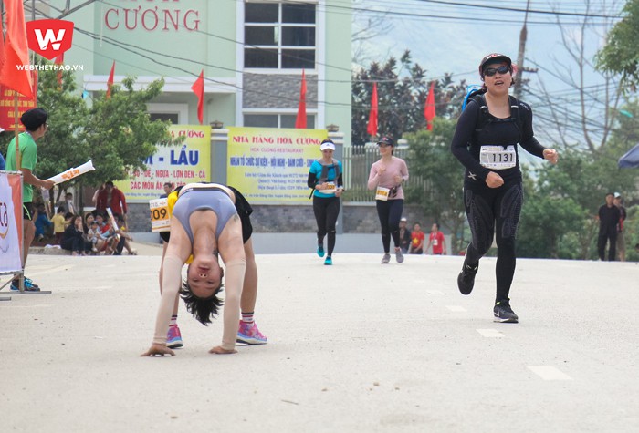 Nguyễn Thị Vân Anh (trái) tham gia cự ly chạy 21km. Cô gái này để lại ấn tượng với việc kết hợp chạy bộ với Yoga để về đích. Hình ảnh: Trung Thu.
