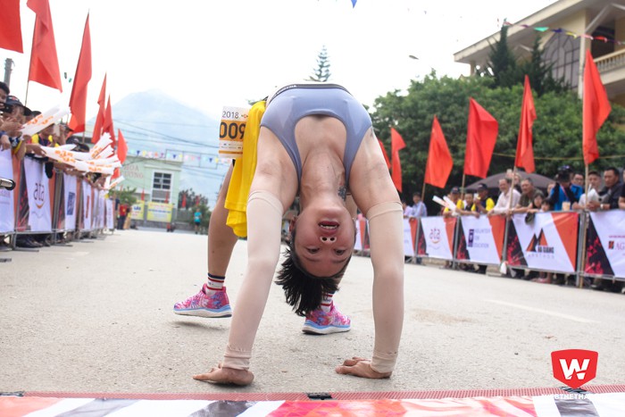 Theo tìm hiểu, runner nữ này đã ấp ủ ý định về đích theo phong cách Yoga từ khá lâu và phải chờ đến Ha Giang Marathon 2018 cô mới có dịp thực hiện. Hình ảnh: Trung Thu.